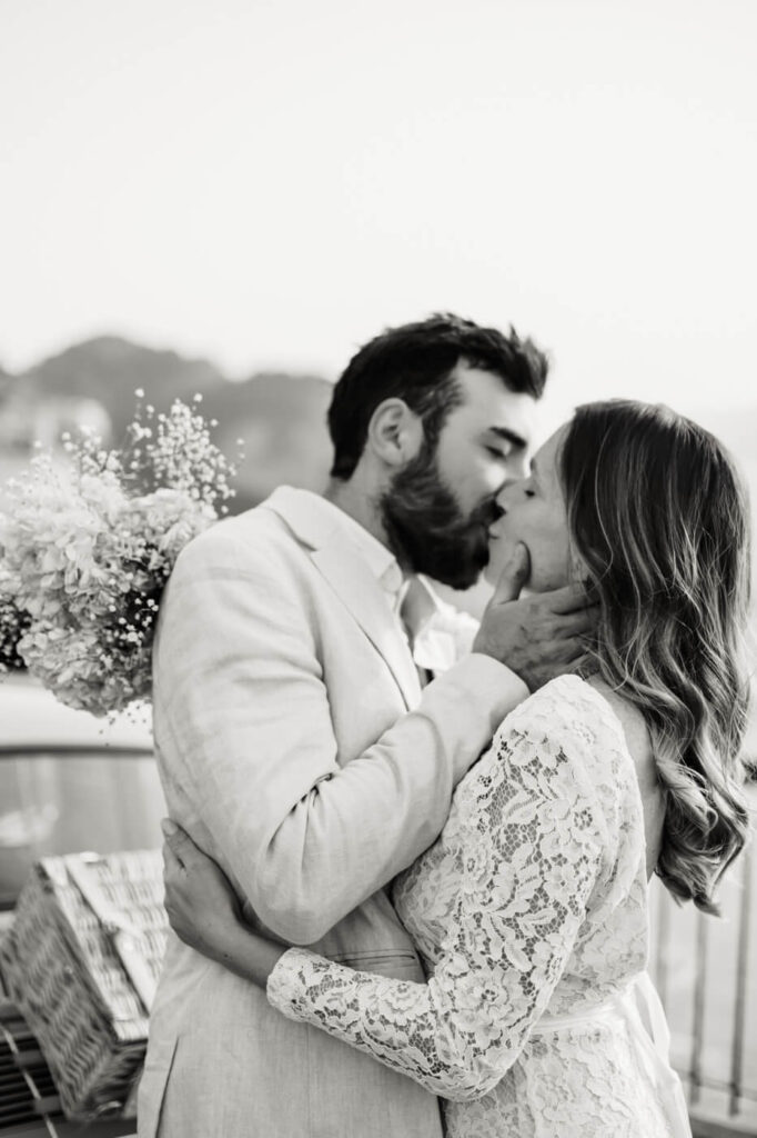 Black-and-white close-up of Alessandra and Alessio kissing, capturing an intimate moment along the Amalfi Coast.