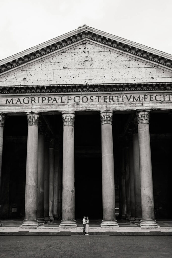 Black and white Pantheon portrait – A black and white image of a couple standing beneath the towering Pantheon columns, emphasizing the grandeur and history of the ancient Roman landmark.