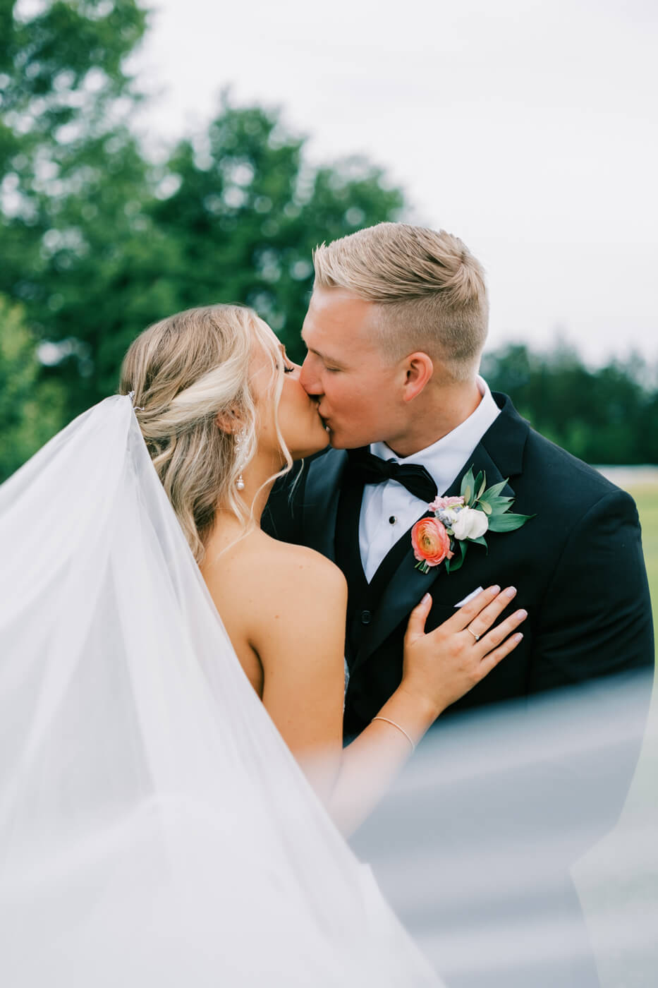 Bride and groom kiss during golden-hour portraits at Historic Robertson House, a romantic Southern wedding venue in Rock Hill, SC.