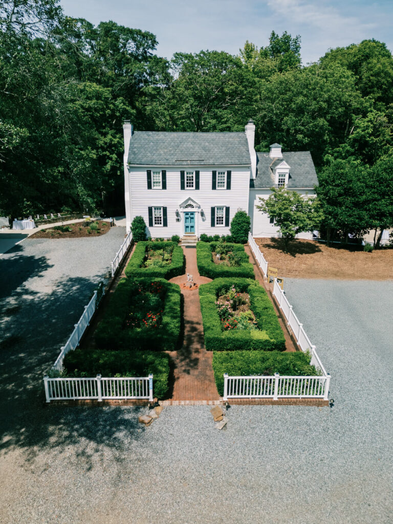 Aerial view of the Historic Robertson House wedding venue, featuring its white-columned estate and picturesque gardens.